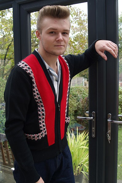 Classic Lounge Cardigan - Black/Red